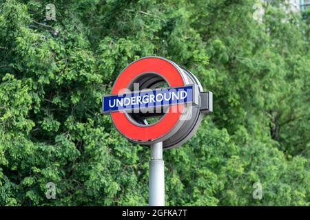 London, Großbritannien. August 2021. Blick auf das Londoner U-Bahnschild am Bahnhof Canary Wharf. (Foto von Belinda Jiao/SOPA Images/Sipa USA) Quelle: SIPA USA/Alamy Live News Stockfoto