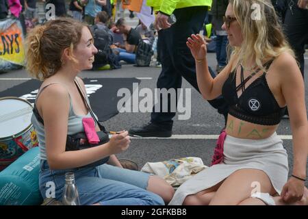 Eine Aktivistin, die ihren Körper während der Demonstration malen ließ. Klimaaktivisten von Extinction Rebellion demonstrieren in der Parliament Street. Stockfoto
