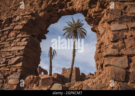 Außerhalb der Mauern von Kenadssa, der mythischen Stadt in der Nähe von Bechar, Algerien Stockfoto