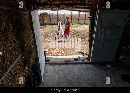 Gedaref, Washington, Sudan. August 2021. Eine Studentin spaziert durch den sicheren Raum für Frauen und Mädchen aus Tigray, der von der norwegischen Kirchenhilfe im Flüchtlingslager Tuneidba in der Nähe von Gedaref im Sudan gesponsert wird. Das Lager beherbergt derzeit 20,000 Menschen, in denen mehrere Gruppen für die Bereitstellung grundlegender Dienste arbeiten. (Bild: © Gregg Brekke/ZUMA Press Wire) Stockfoto