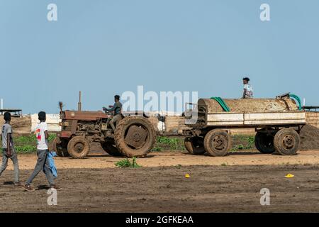 Gedaref, Washington, Sudan. August 2021. Ein Traktor liefert aufbereitetes Wasser an eine kommunale Zisterne im Flüchtlingslager Tuneidba in der Nähe von Gedaref, Sudan. Die 20,000 Flüchtlinge aus den Tigray in diesem Lager gehören zu den schätzungsweise 200,000 Menschen, die nach Anhängen gewalttätiger Milizen aus Äthiopien und Eritrea geflohen sind. (Bild: © Gregg Brekke/ZUMA Press Wire) Stockfoto