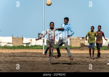 Gedaref, Washington, Sudan. August 2021. Jungen spielen Fußball im Flüchtlingslager Tuneidba in der Nähe von Gedaref, Sudan. Die 20,000 Flüchtlinge aus den Tigray in diesem Lager gehören zu den schätzungsweise 200,000 Menschen, die nach Anhängen gewalttätiger Milizen aus Äthiopien und Eritrea geflohen sind. (Bild: © Gregg Brekke/ZUMA Press Wire) Stockfoto