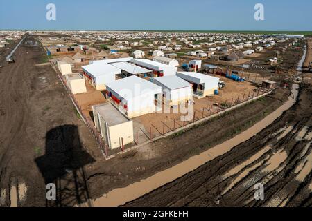 Gedaref, Washington, Sudan. August 2021. Einer von zwölf Siedlungsblöcken, das Flüchtlingslager Tuneidba in der Nähe von Gedaref, Sudan, von einem noch nicht funktionierenden Wasserturm aus gesehen.die 20,000 Tigray-Flüchtlinge in diesem Lager gehören zu den schätzungsweise 200,000 Menschen, die nach Anhängen gewalttätiger Milizen aus Äthiopien und Eritrea geflohen sind. (Bild: © Gregg Brekke/ZUMA Press Wire) Stockfoto