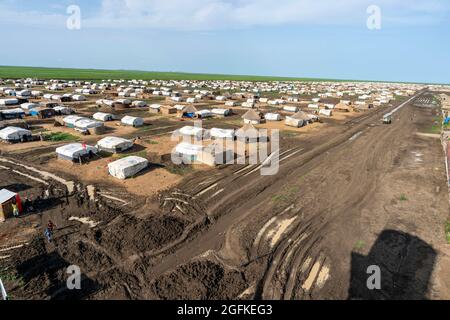 Gedaref, Washington, Sudan. August 2021. Einer von zwölf Siedlungsblöcken, das Flüchtlingslager Tuneidba in der Nähe von Gedaref, Sudan, von einem noch nicht funktionierenden Wasserturm aus gesehen.die 20,000 Tigray-Flüchtlinge in diesem Lager gehören zu den schätzungsweise 200,000 Menschen, die nach Anhängen gewalttätiger Milizen aus Äthiopien und Eritrea geflohen sind. (Bild: © Gregg Brekke/ZUMA Press Wire) Stockfoto