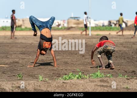 Gedaref, Washington, Sudan. August 2021. Jungen spielen im Flüchtlingslager Tuneidba in der Nähe von Gedaref, Sudan. Die 20,000 Flüchtlinge aus den Tigray in diesem Lager gehören zu den schätzungsweise 200,000 Menschen, die nach Anhängen gewalttätiger Milizen aus Äthiopien und Eritrea geflohen sind. (Bild: © Gregg Brekke/ZUMA Press Wire) Stockfoto