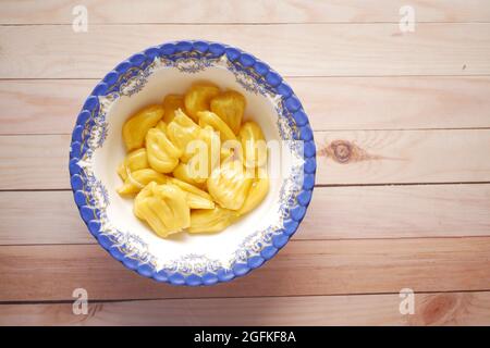 Draufsicht auf die Scheibe der Jackfruits in einer Schüssel auf dem Tisch. Stockfoto