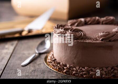 Stück Schokoladentrüffelkuchen auf Holztisch Stockfoto