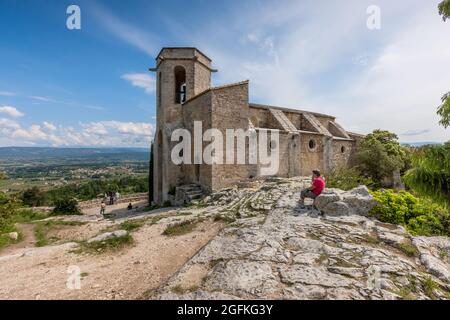 FRANKREICH, LUBERON, VAUCLUSE, 84, OPPEDE-LE-VIEUX, SCHÖNES KLEINES DORF AUF EINEM FELSIGEN AUSBISS ÜBERWUCHERT VEGETATION MIT EINER HERRLICHEN KULISSE GEBAUT, EIN Stockfoto