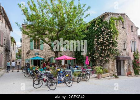 FRANKREICH, LUBERON, VAUCLUSE, 84, OPPEDE-LE-VIEUX, SCHÖNES KLEINES DORF AUF EINEM FELSIGEN AUSBISS ÜBERWUCHERT VEGETATION MIT EINER HERRLICHEN KULISSE GEBAUT, EIN Stockfoto