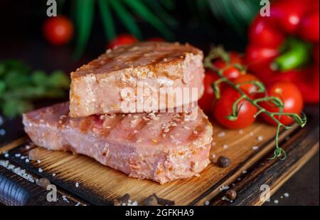 Gericht Fisch Thunfischsteak gegrillt mit Gemüse auf einem Teller in einem Restaurant Stockfoto