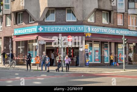 Corona-Testzentrum, Passanten, Straßenszene zu Corona-Zeiten in Neukölln, Karl-Marx-Straße, Neukölln, Berlin, Deutschland +++ Keine Model-Veröffentlichung! Stockfoto