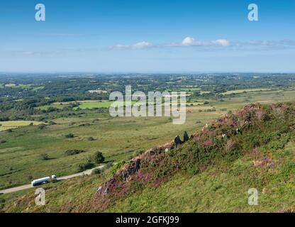 Blick über die bretagne vom Hügel im Park naturel d'armorique unter blauem Himmel im Sommer Stockfoto