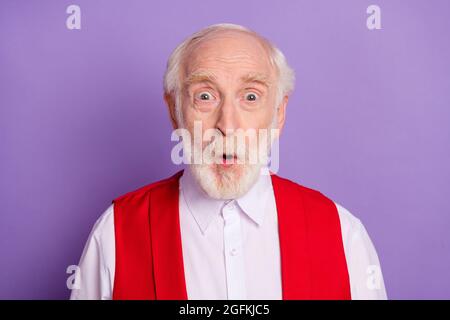 Foto von schockiert erstaunt alten Mann Gesicht Reaktion unerwartete Verkauf Nachrichten auf lila Hintergrund isoliert Stockfoto