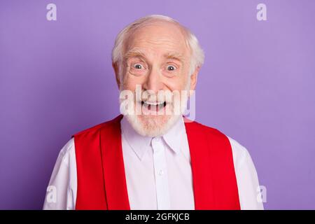 Foto von fröhlich alt positiv erstaunt schockiert Mann gute Laune beeindruckt Lächeln auf violettem Hintergrund isoliert Stockfoto