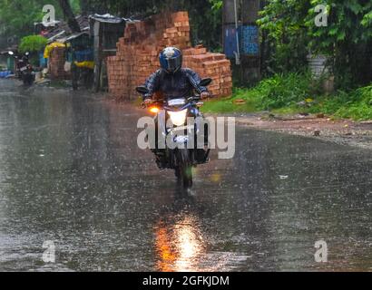 Kalkutta, Indien. August 2021. Pendler machen sich bei starkem Regen in Kalkutta auf den Weg. (Foto von Sudipta das/Pacific Press) Quelle: Pacific Press Media Production Corp./Alamy Live News Stockfoto