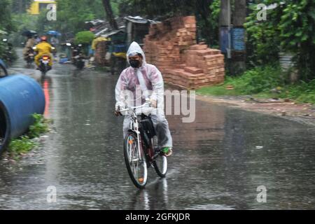 Kalkutta, Indien. August 2021. Pendler machen sich bei starkem Regen in Kalkutta auf den Weg. (Foto von Sudipta das/Pacific Press) Quelle: Pacific Press Media Production Corp./Alamy Live News Stockfoto