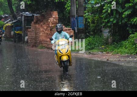 Kalkutta, Indien. August 2021. Pendler machen sich bei starkem Regen in Kalkutta auf den Weg. (Foto von Sudipta das/Pacific Press) Quelle: Pacific Press Media Production Corp./Alamy Live News Stockfoto