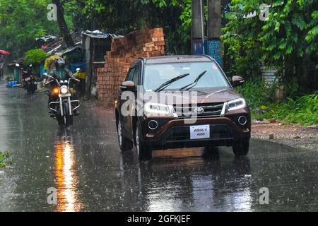 Kalkutta, Indien. August 2021. Pendler machen sich bei starkem Regen in Kalkutta auf den Weg. (Foto von Sudipta das/Pacific Press) Quelle: Pacific Press Media Production Corp./Alamy Live News Stockfoto