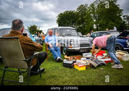 Ein Mann durchsucht gebrauchte Autoteile auf der Swansea Vintage Car Show im Stadtpark Singleton Park, der zum ersten Mal seit der Coronavirus-Pandemie zurückgekehrt ist. Hunderte von Enthusiasten zeigen ihren Besuchern ihre Fahrzeuge und treffen sich mit anderen Oldtimer-Besitzern. Stockfoto