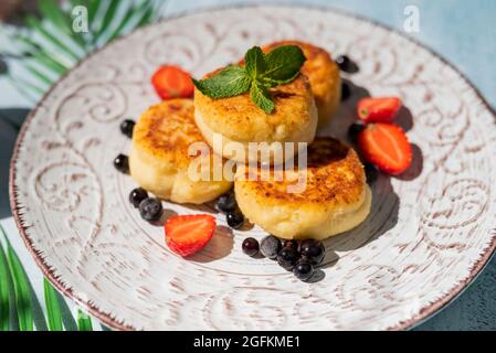 Käsekuchen zum Frühstück mit Beeren in einem Restaurant Stockfoto