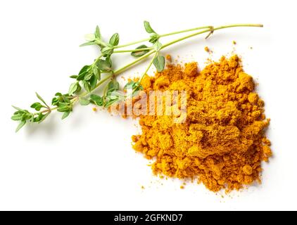 Ein Haufen von Puder und ein Zweig von Rosmarin isoliert auf weißem Hintergrund, Draufsicht Stockfoto