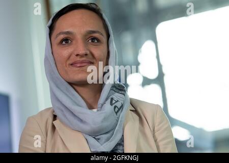 Düsseldorf, Deutschland. August 2021. Zarifa Ghafari, ehemaliger Bürgermeister von Maidan Shahr, steht vor den Mikrofonen der Fernsehsender. Ghafari spricht über die Flüchtlingserfahrungen aus Afghanistan und die aktuelle Situation afghanischer Frauen. Quelle: Federico Gambarini/dpa/Alamy Live News Stockfoto