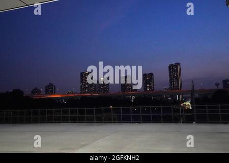 Tokio, Japan. August 2021. Paralympics: Paraschwimmen, Finale, im Tokyo Aquatics Center. Blick vom Tokyo Aquatics Center am Abend. Kredit: Marcus Brandt/dpa/Alamy Live Nachrichten Stockfoto