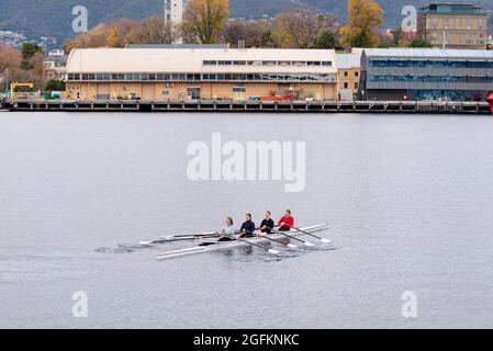 Vier (4) Frauen rudern am frühen Morgen auf dem Derwent River in der Nähe von Constitution Dock, Hobart, Tasmanien, ein vierfach-Sculling-Boot (Quad Skull) Stockfoto