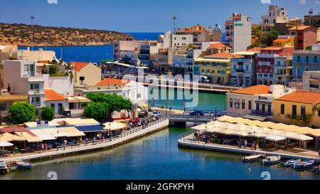 Agios Nikolaos, Griechenland - 16. August 2021 - Blick über Agios Nikolaos auf der griechischen Insel Kreta Stockfoto