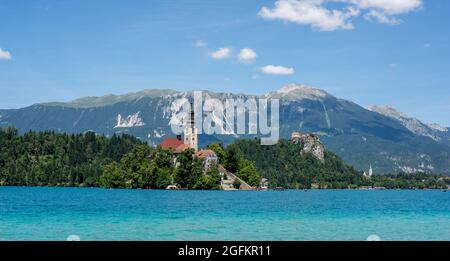 Bleder See, Kirche auf der Insel und Schloss dahinter, slowenische Alpen Stockfoto