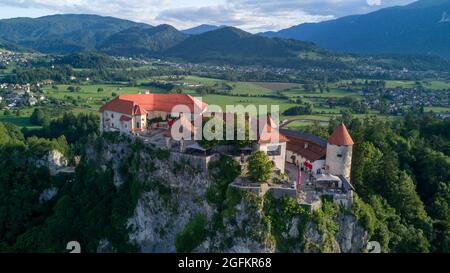 Luftaufnahme der Burg des Bleder Sees und der Julischen Alpen Stockfoto