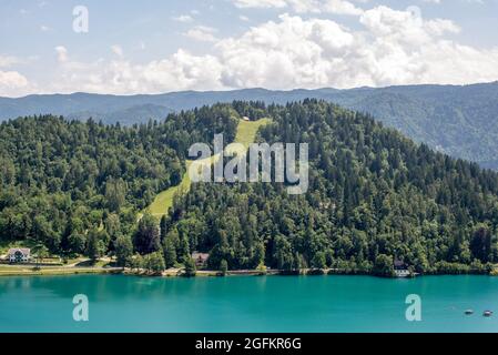 Straza Skipiste im Sommer in der Nähe des Bleder Sees, Slowenien Stockfoto