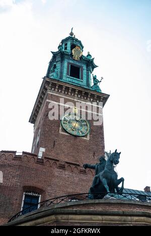 Uhrenturm der Wawel-Kathedrale oder der Königlichen Erzkathedrale Basilika der Heiligen Stanislaus und Wenzel auf dem Wawel-Hügel in Krakau, Polen Stockfoto