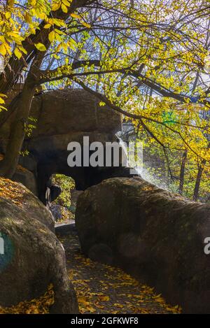 Tal der Riesen und Wasserfall im Sofievsky Arboretum oder Sofiyivsky Park in Uman, Ukraine, an einem sonnigen Herbsttag Stockfoto