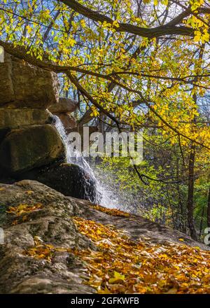 Tal der Riesen und Wasserfall im Sofievsky Arboretum oder Sofiyivsky Park in Uman, Ukraine, an einem sonnigen Herbsttag Stockfoto