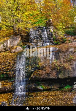 Tal der Riesen und Wasserfall im Sofievsky Arboretum oder Sofiyivsky Park in Uman, Ukraine, an einem sonnigen Herbsttag Stockfoto