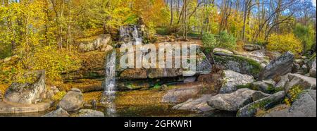 Tal der Riesen und Wasserfall im Sofievsky Arboretum oder Sofiyivsky Park in Uman, Ukraine, an einem sonnigen Herbsttag Stockfoto