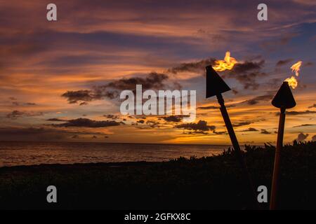 Regenbogen Hawaiian bewölkt Sonnenuntergang mit Feuer Silhouetten Stockfoto