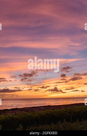 Regenbogen Hawaiian wolkig Sonnenuntergang Strand Stockfoto