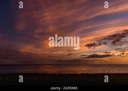 Regenbogen Hawaiian wolkigen Sonnenuntergang mit Silhouetten Stockfoto