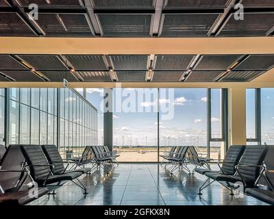 Wartezimmer und großes Fenster in einem leeren Flughafen Stockfoto