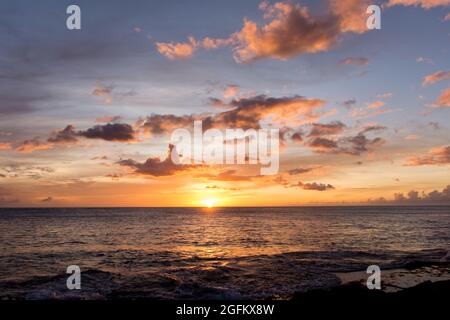 Regenbogen Hawaiian wolkigen Sonnenuntergang mit Silhouetten Stockfoto