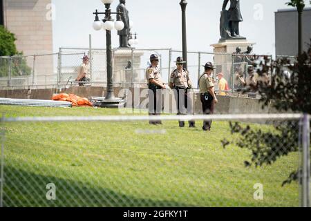 St. Paul, Usa. August 2021. Zusätzliche Sicherheitskräfte umzingelten das State Capitol während eines Protests gegen Line 3 und andere Pipeline-Projekte im State Capitol in St. Paul, Minnesota, am Mittwoch, den 25. August 2021. (Foto von Renee Jones Schneider/Minneapolis Star Tribune/TNS/Sipa USA) Quelle: SIPA USA/Alamy Live News Stockfoto