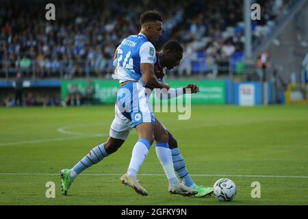 BARROW IN FURNESS, GROSSBRITANNIEN. 24. AUGUST die Kortney Hause von Aston Villa kämpft am Dienstag, den 24. August 2021, im Carabao Cup 2. Runde zwischen Barrow und Aston Villa in der Holker Street, Barrow-in-Furness, um den Besitz von Barrow's Remeao Hutton. (Kredit: Mark Fletcher | MI News) Stockfoto