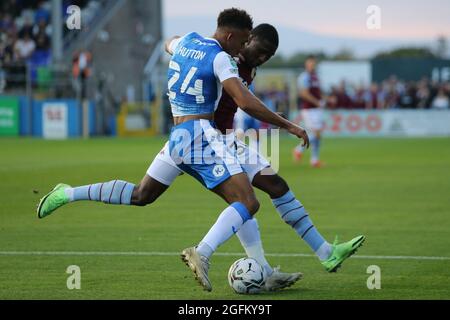 BARROW IN FURNESS, GROSSBRITANNIEN. 24. AUGUST die Kortney Hause von Aston Villa kämpft am Dienstag, den 24. August 2021, im Carabao Cup 2. Runde zwischen Barrow und Aston Villa in der Holker Street, Barrow-in-Furness, um den Besitz von Barrow's Remeao Hutton. (Kredit: Mark Fletcher | MI News) Stockfoto