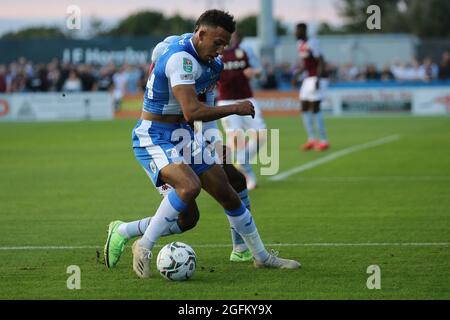 BARROW IN FURNESS, GROSSBRITANNIEN. 24. AUGUST die Kortney Hause von Aston Villa kämpft am Dienstag, den 24. August 2021, im Carabao Cup 2. Runde zwischen Barrow und Aston Villa in der Holker Street, Barrow-in-Furness, um den Besitz von Barrow's Remeao Hutton. (Kredit: Mark Fletcher | MI News) Stockfoto