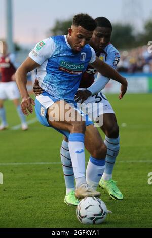 BARROW IN FURNESS, GROSSBRITANNIEN. 24. AUGUST die Kortney Hause von Aston Villa kämpft am Dienstag, den 24. August 2021, im Carabao Cup 2. Runde zwischen Barrow und Aston Villa in der Holker Street, Barrow-in-Furness, um den Besitz von Barrow's Remeao Hutton. (Kredit: Mark Fletcher | MI News) Stockfoto