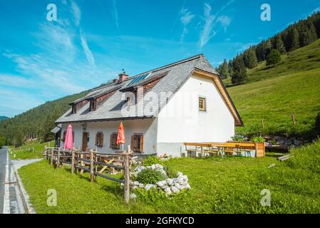 Chalet in den alpen Stockfoto