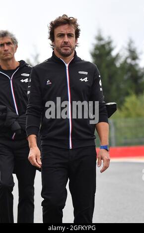 26. August 2021, Circuit de Spa-Francorchamps, Spa-Franchorchamps, FORMEL 1 ROLEX BELGISCHER GRAND PRIX 2021, im Bild Fernando Alonso (ESP # 14), Alpine F1 Team läuft mit seinen Ingenieuren über die Strecke. Stockfoto