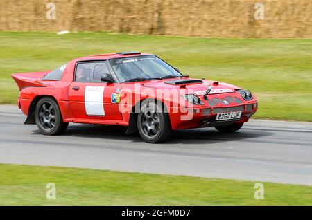 Mazda RX7 Evo Rennwagen, der beim Goodwood Festival of Speed 2014 den Berg hinauf rast. Motorsport-Event. Mazda RX-7 Evolution Rallye-Auto Stockfoto